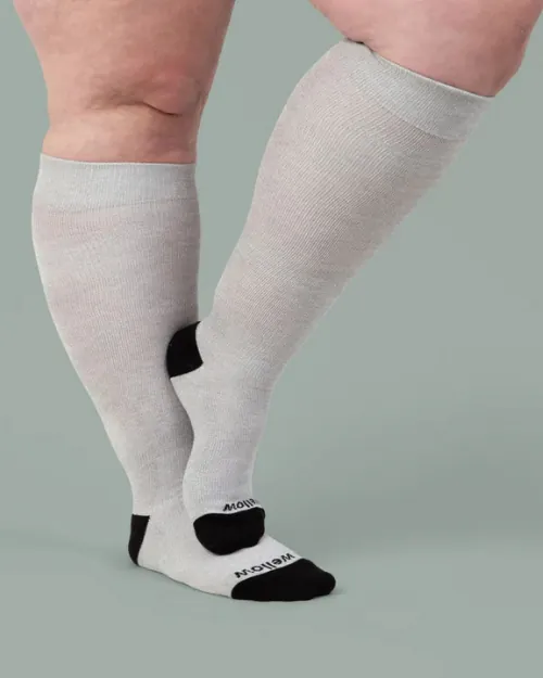 Wellow compression socks